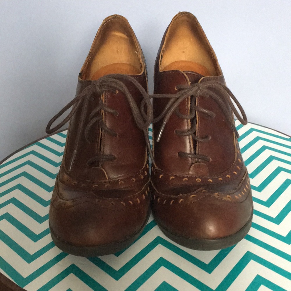 Wing-tip ankle boots